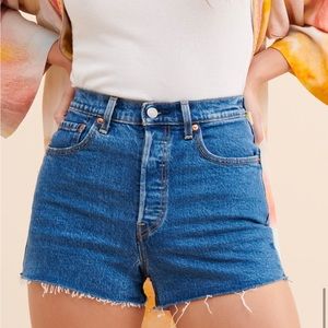 Levi’s Ribcage Cutoff Denim Shorts in Denim Medium Blue Size 31